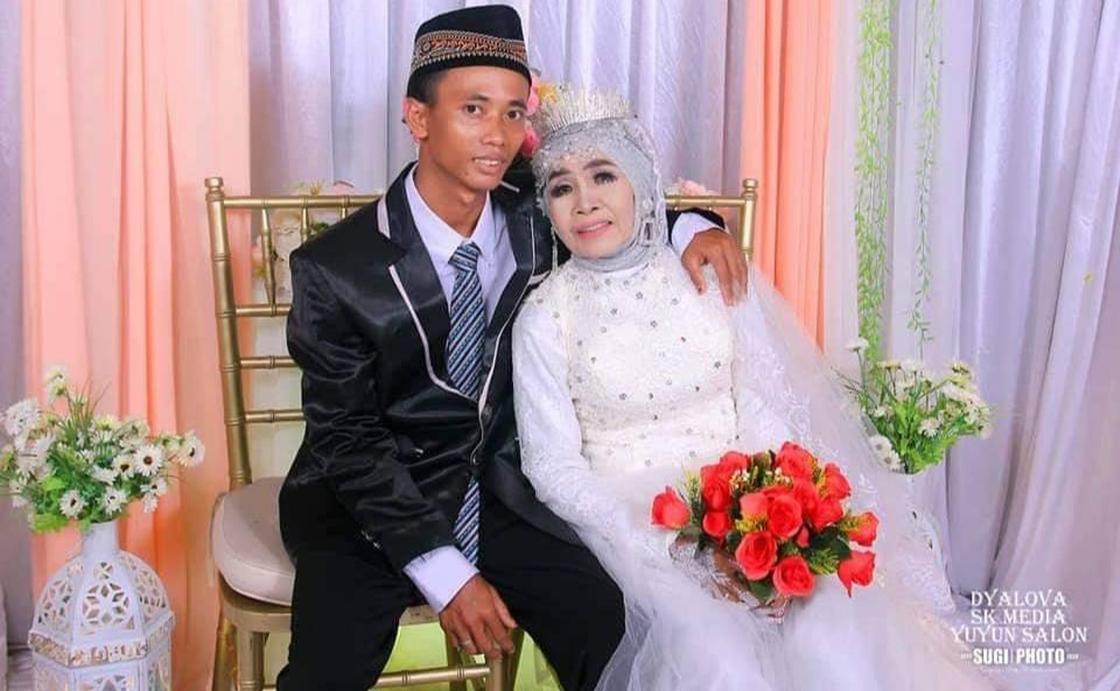 65-летняя женщина из Индонезии вышла замуж за своего молодого сына