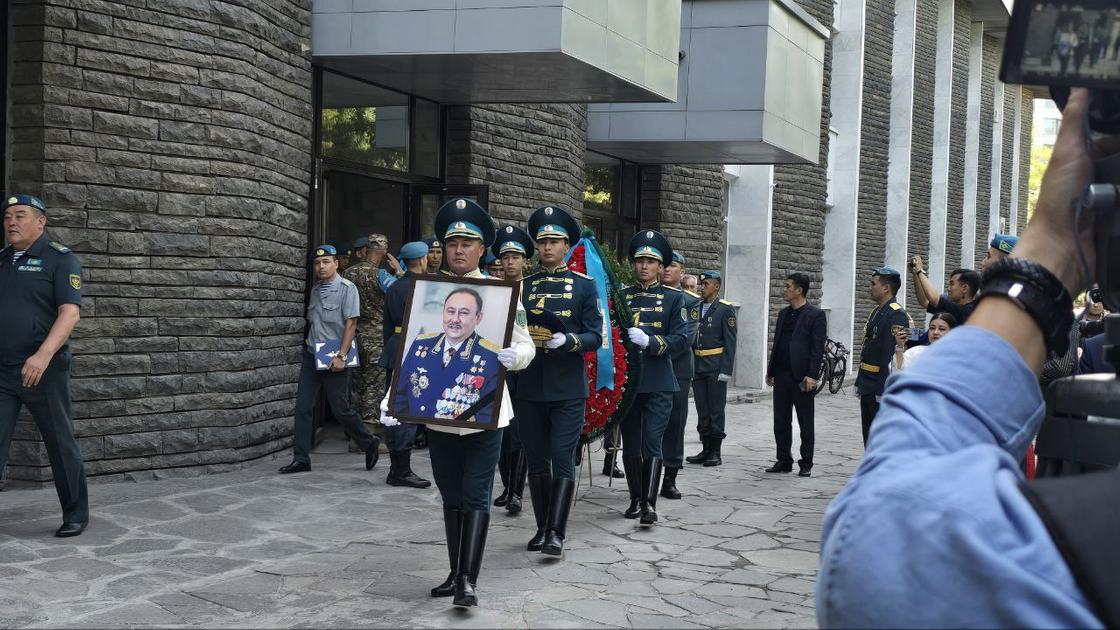 Вынос тобута с телом Талгата Мусабаева