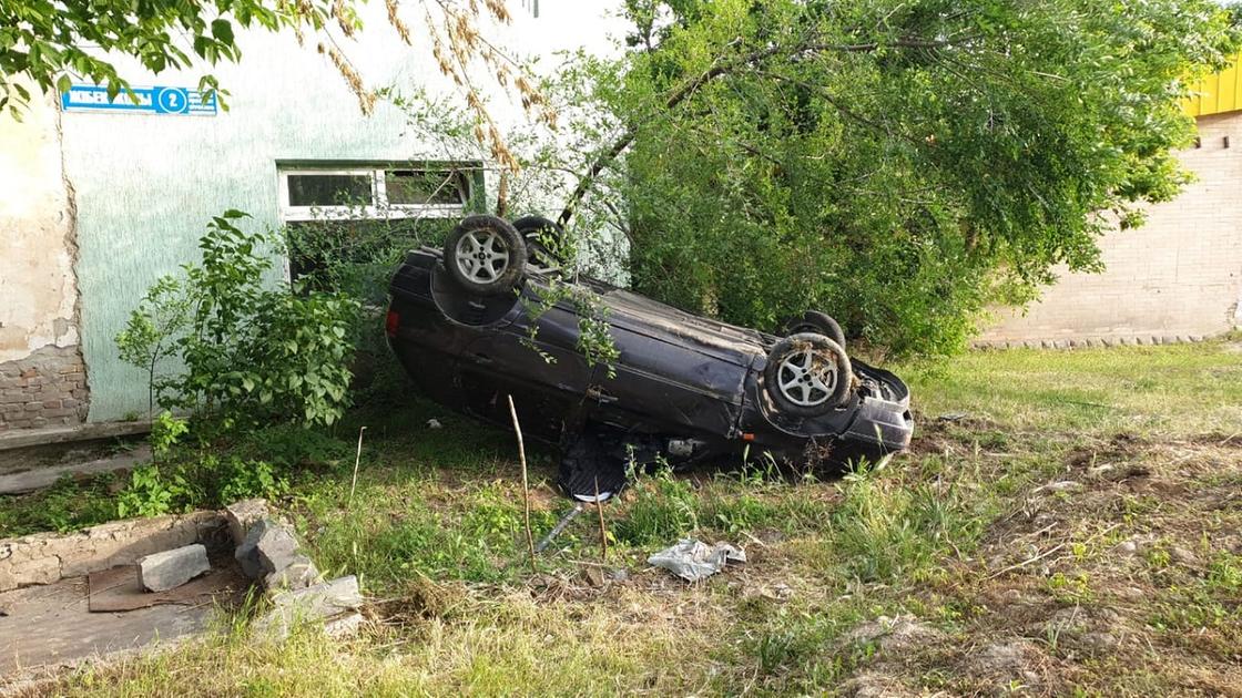 Автомобиль снес остановку и чуть не влетел в жилой дом в Шымкенте (видео)