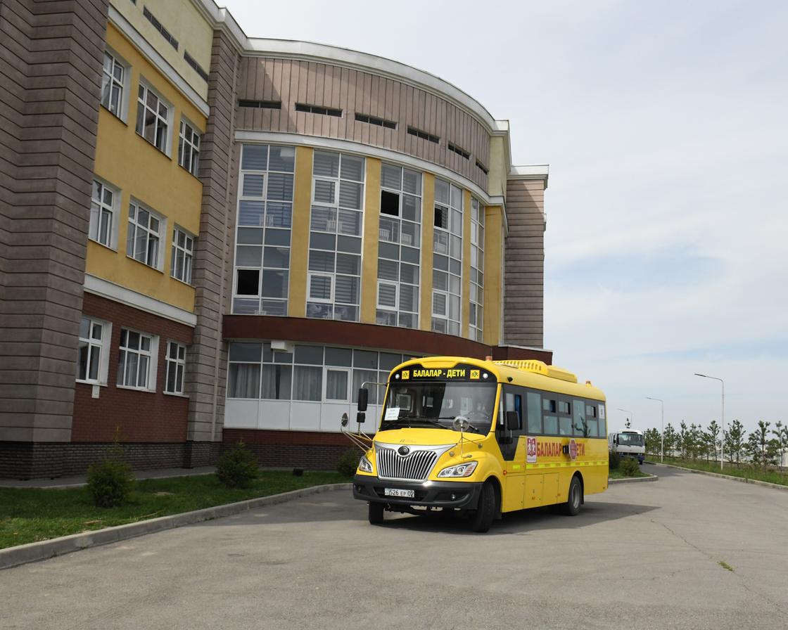 Школьников в Алматы теперь развозят специальные автобусы. Как они выглядят