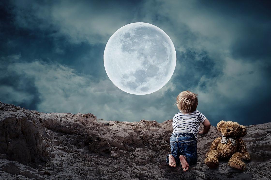Ребенок и Луна