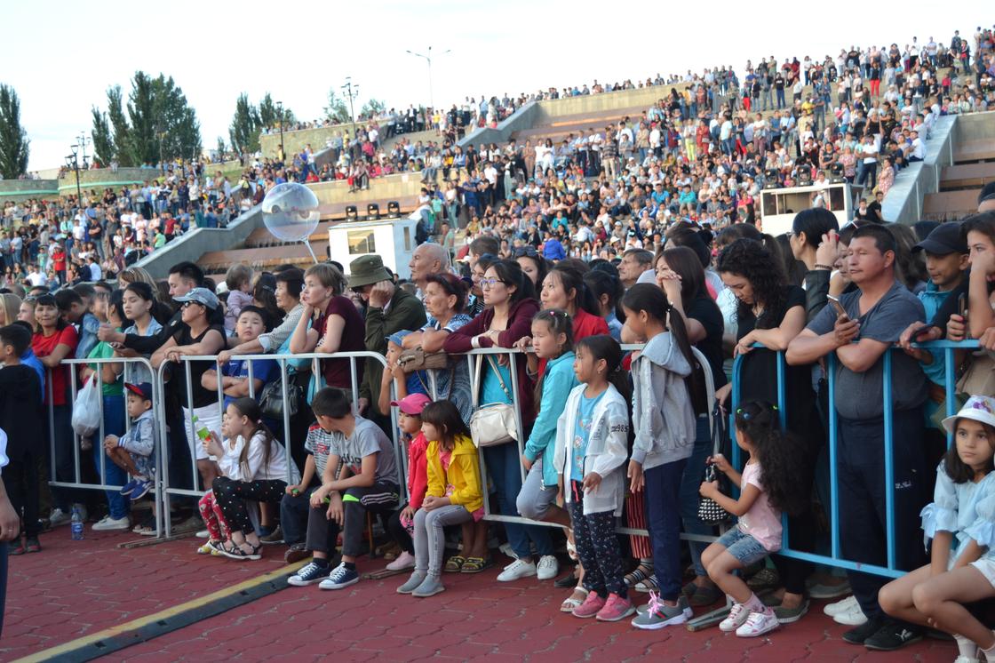 Более 50 тысяч павлодарцев исполнили песню "Көзімнің қарасы" в честь дня рождения великого Абая