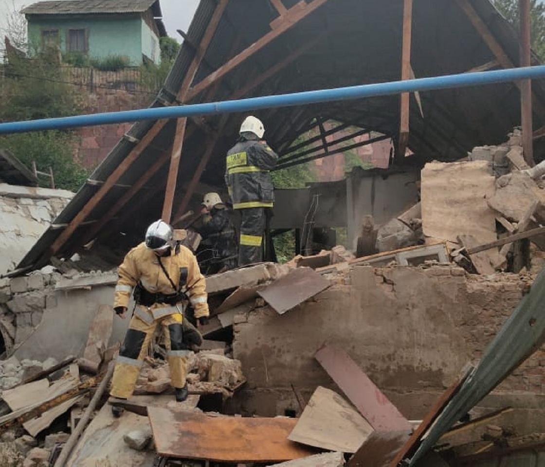 Дом развалился при взрыве газа в Алматы (фото)