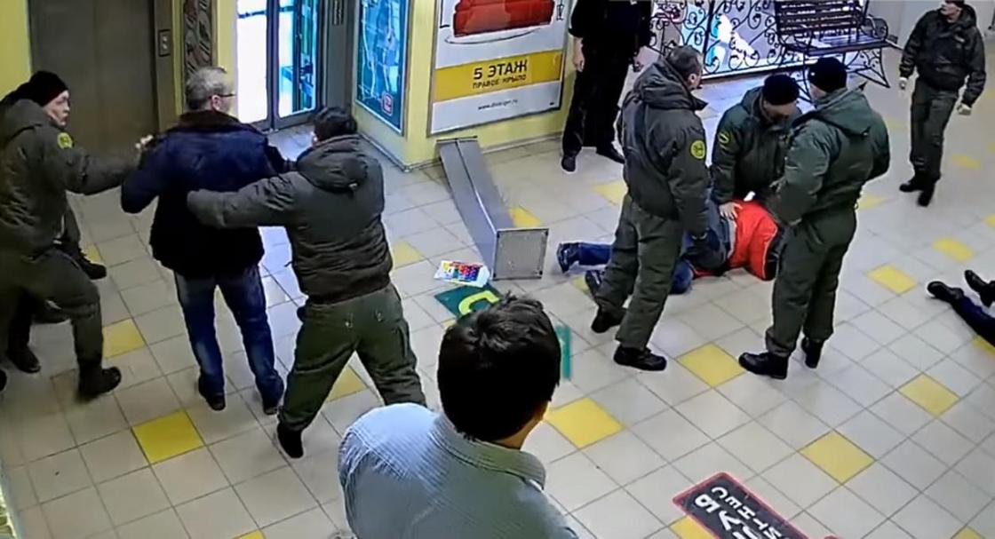 Охранники избили бизнесмена в его же торговом центре (видео)