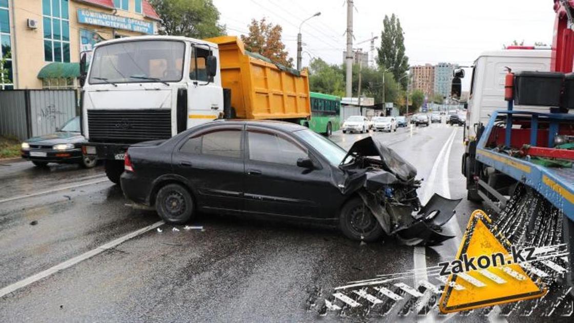 Массовое ДТП произошло в Алматы из-за мокрой дороги (фото)