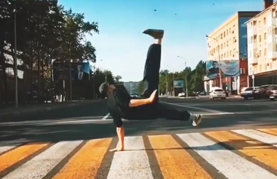 Парень устроил танцы на пешеходном переходе в Павлодаре