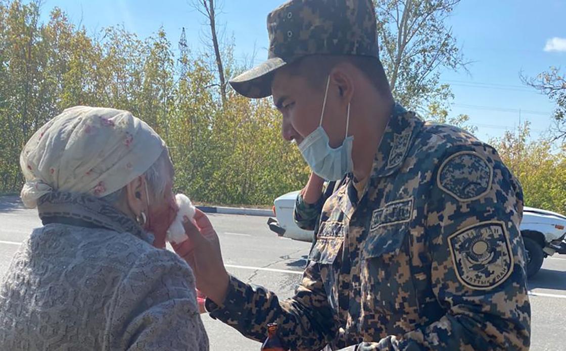 Военнослужащий помогает пожилой женщине