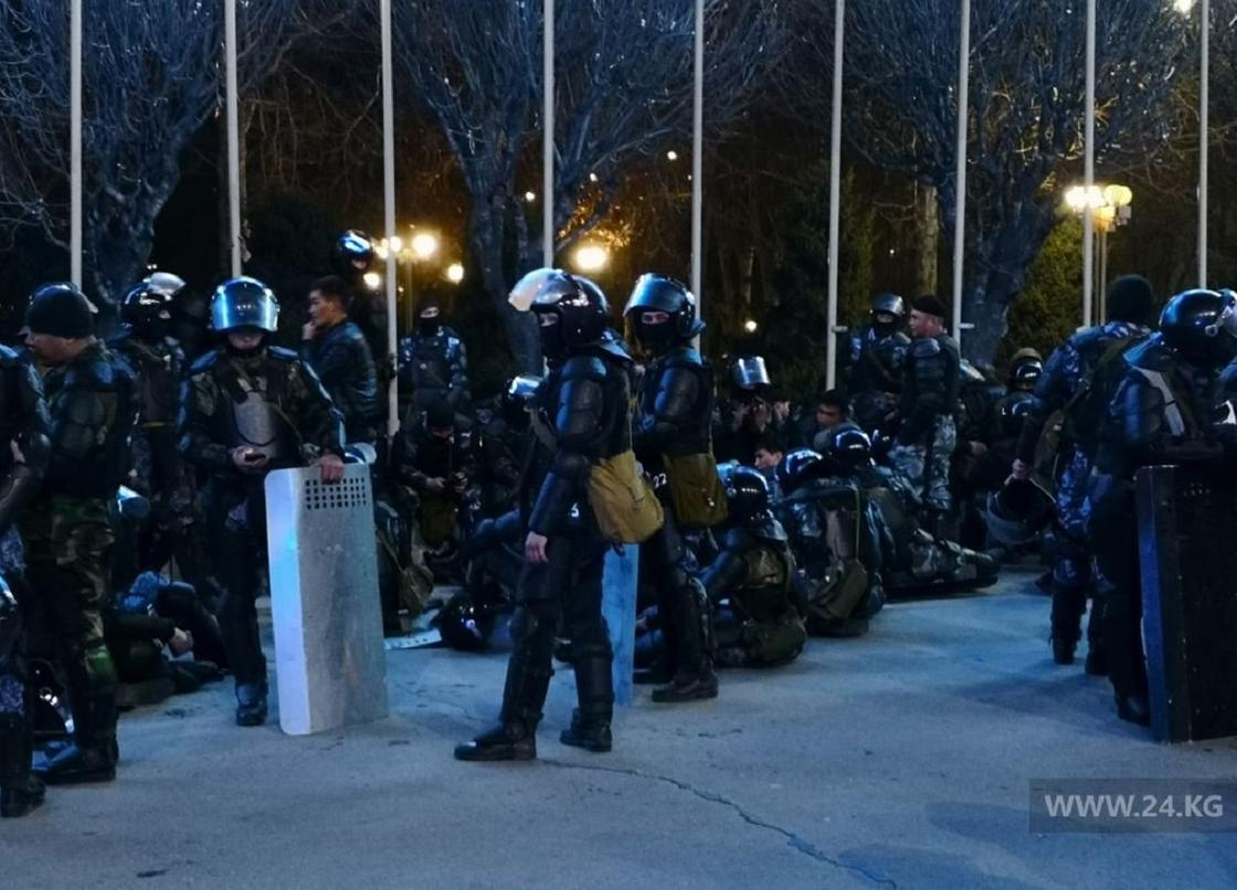 Массовые беспорядки произошли в Бишкеке (фото, видео)