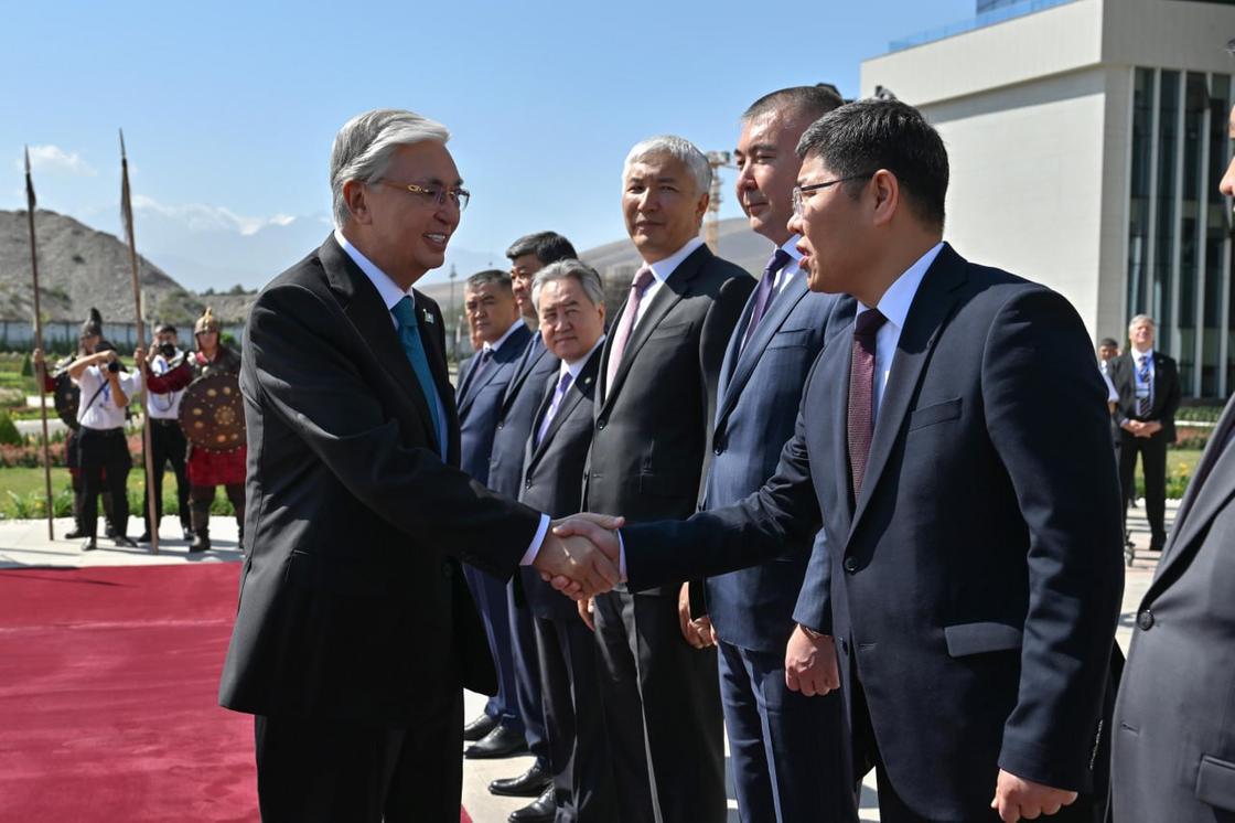 Президент ресми делегация мүшелерімен танысуда