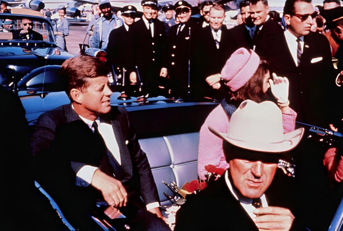 Губернатор Техаса и чета Кеннеди в открытой машине