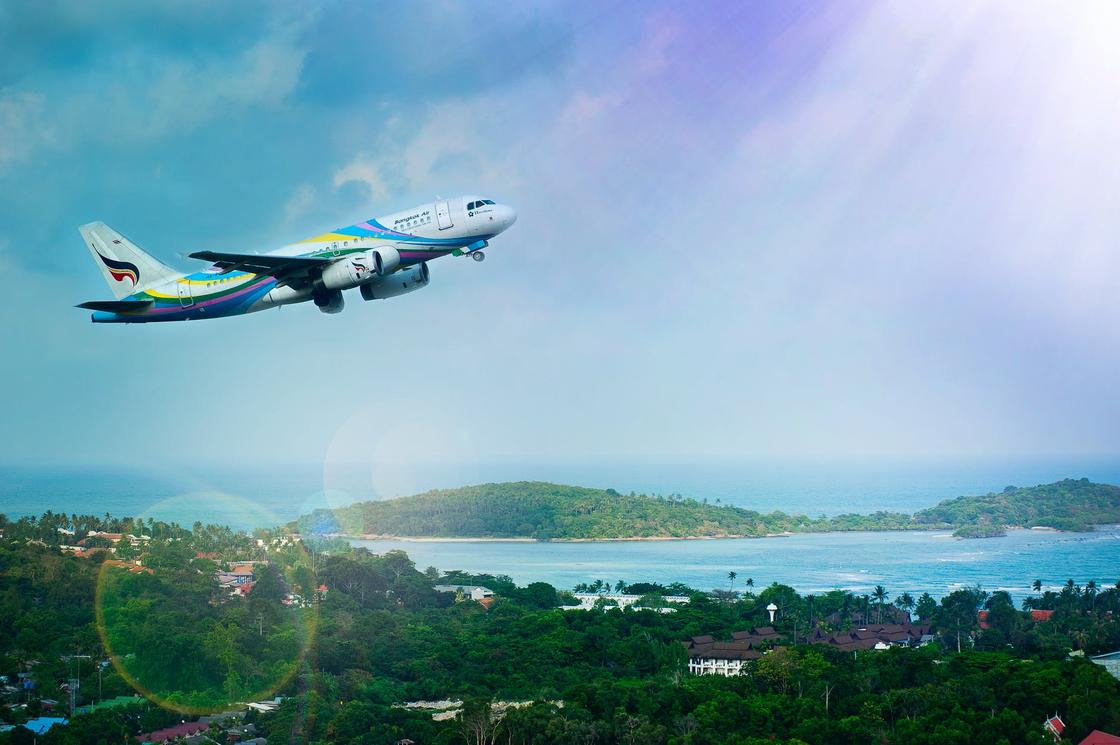 Самолет взлетает над островом