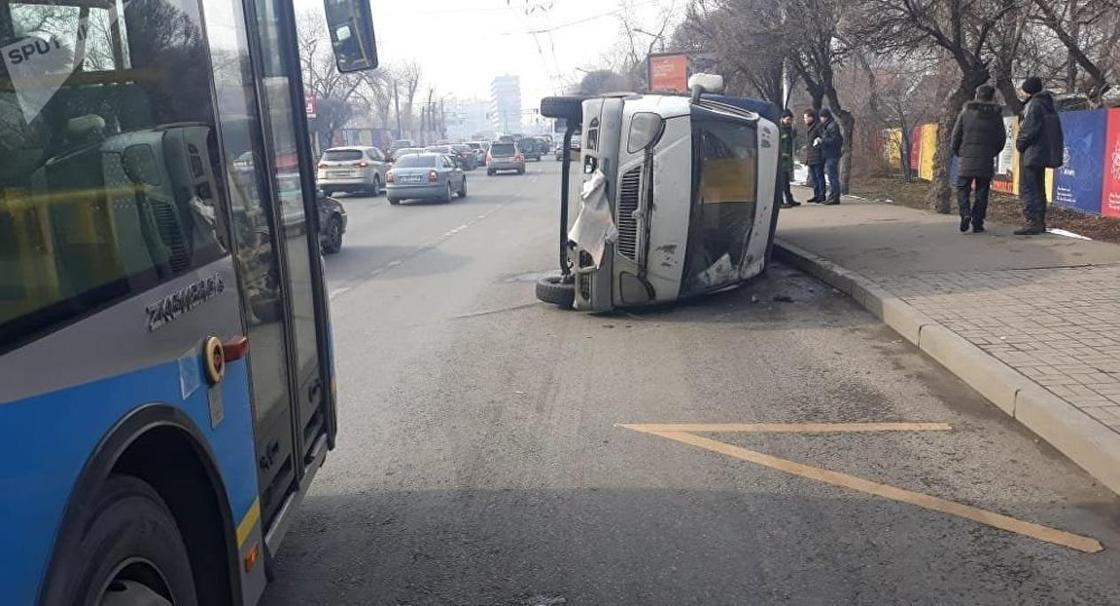 Водитель потерял сознание за рулем: «ГАЗель» опрокинулась в центре Алматы (фото)