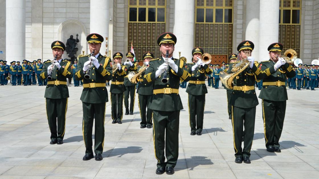Военные оркестры восьми стран мира