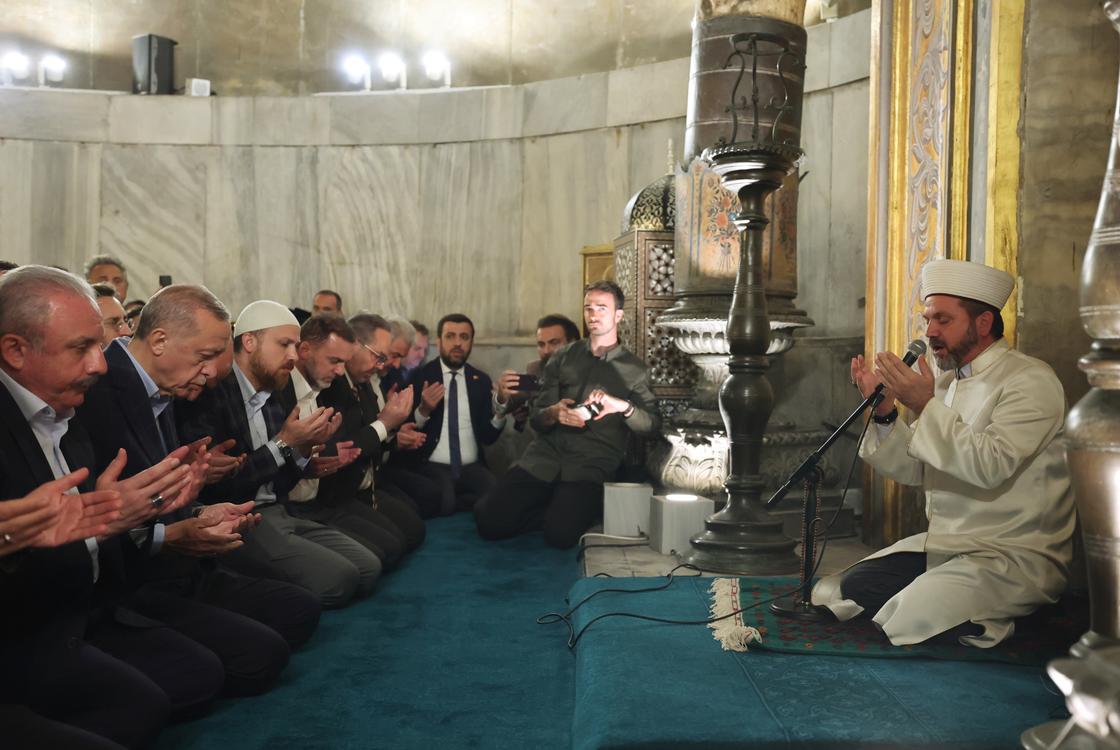Реджеп Тайип Эрдоган в мечети