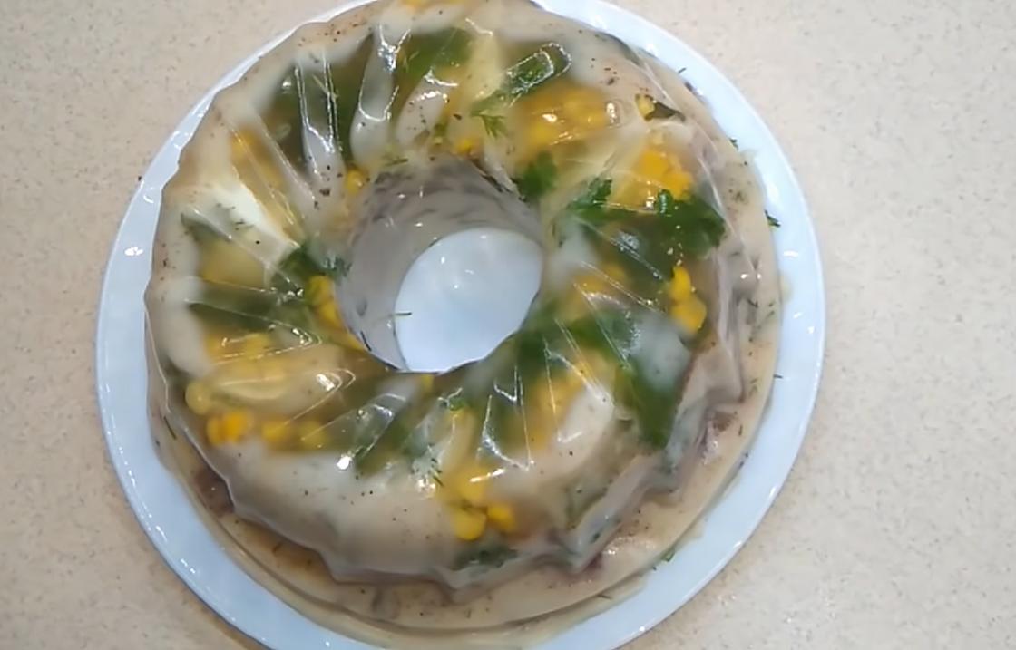 Заливное из свиного языка и сердца с кукурузой и яйцами Заливное из свиного языка и сердца с кукурузой и яйцами
