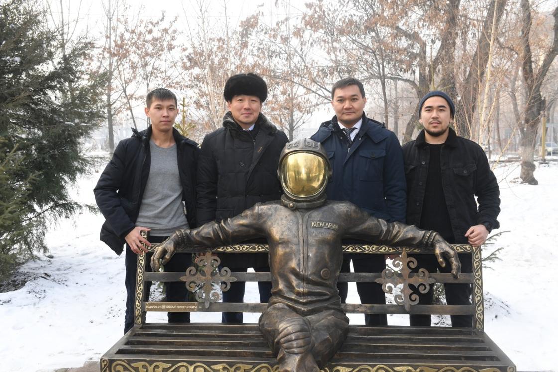 Байбек сфотографировался на лавочке с "Гагариным" в Алматы (фото)