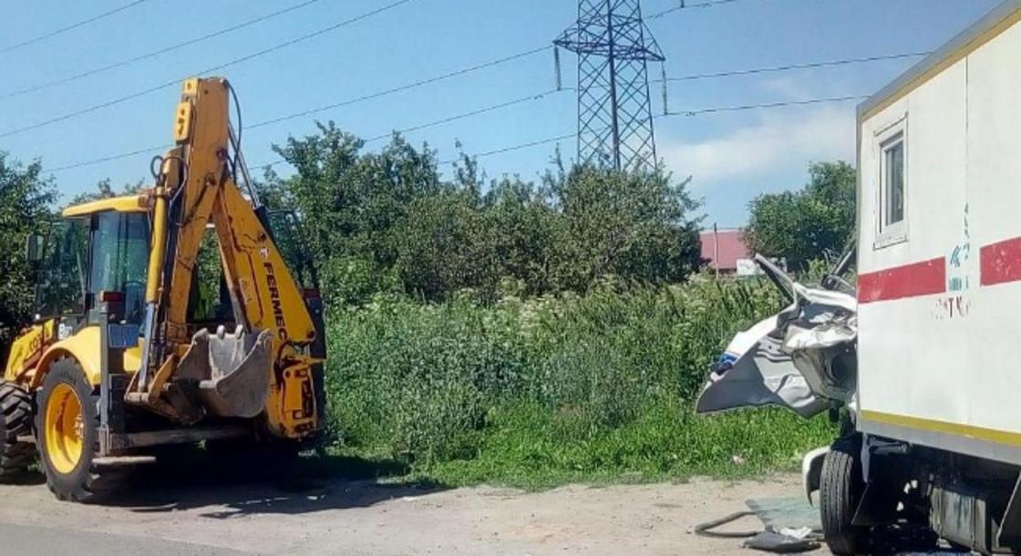 5 человек пострадали в аварии в Алматы из-за ямы на дороге (фото)