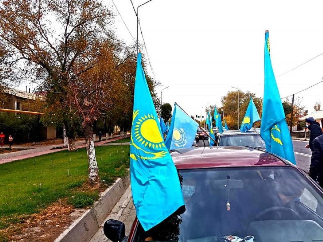 Машины с флагами едут по Туркестану