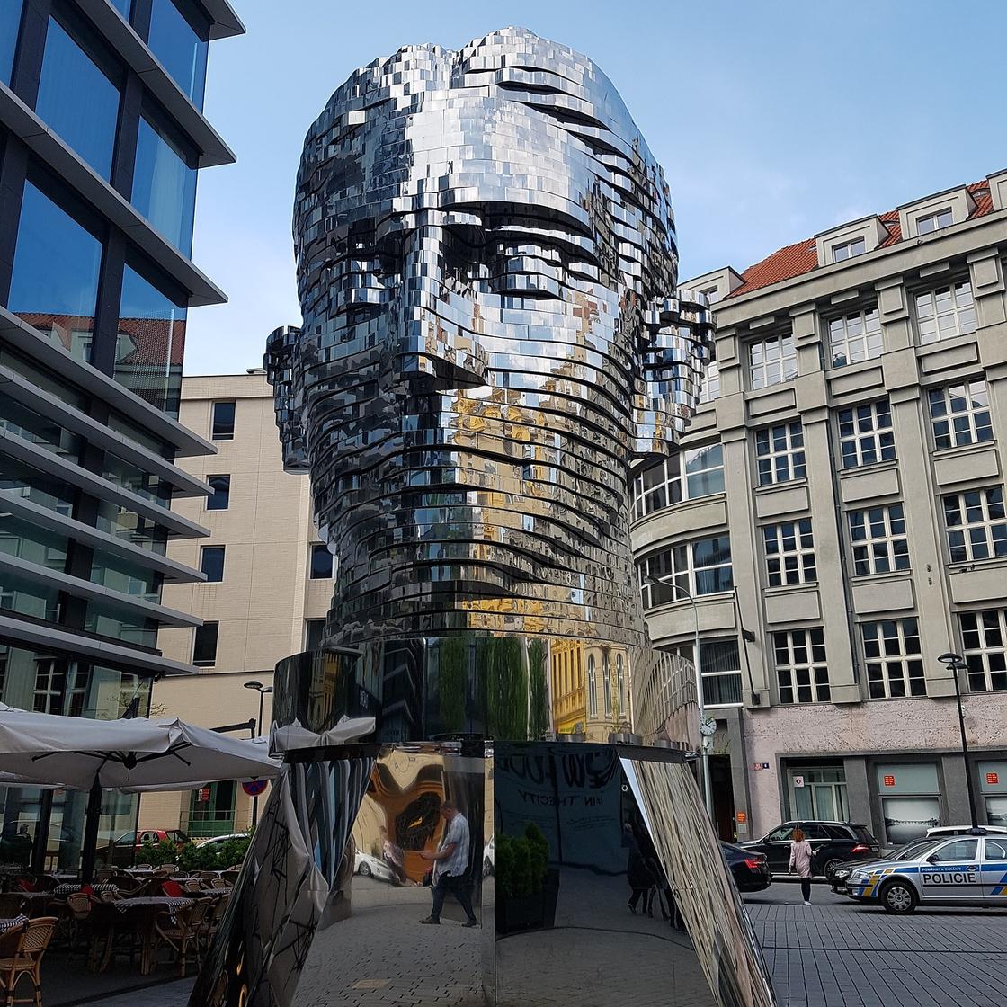 Металлическая движущаяся скульптура в виде головы Франца Кафки