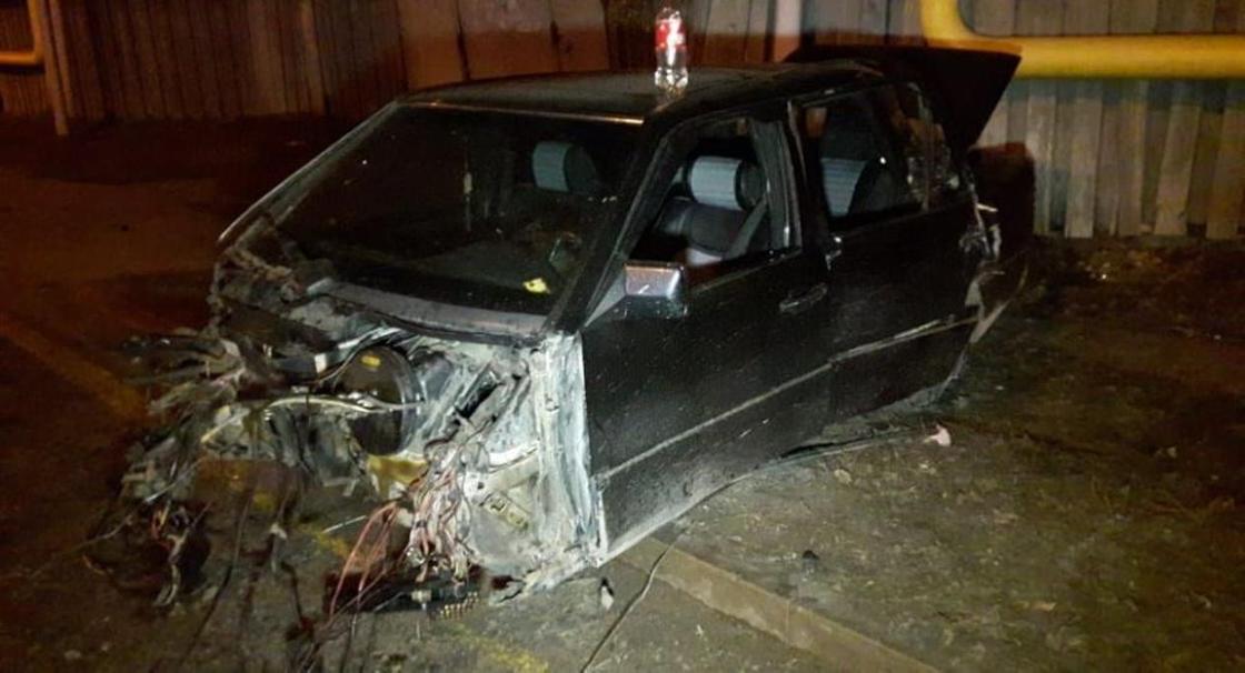 Двигатель вырвало из авто: четыре человека пострадали в аварии в Алматы (фото)