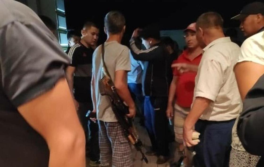 Спецназ сдался сторонникам Атамбаева у его дома, сообщили СМИ
