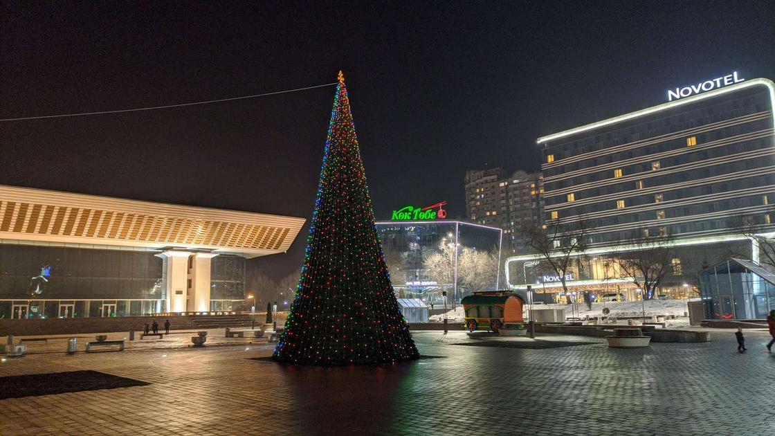 Алматинцы собрались на площади, чтобы посмотреть на 20-метровую елку