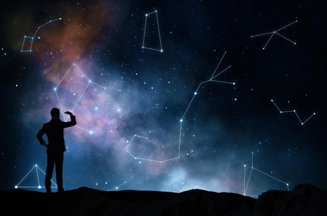 Силуэт мужчины на фоне карты звездного неба