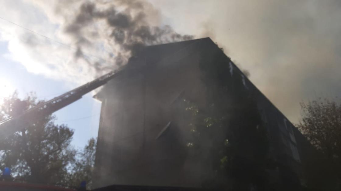 Жильцов пятиэтажки эвакуируют из-за серьезного пожара в Таразе