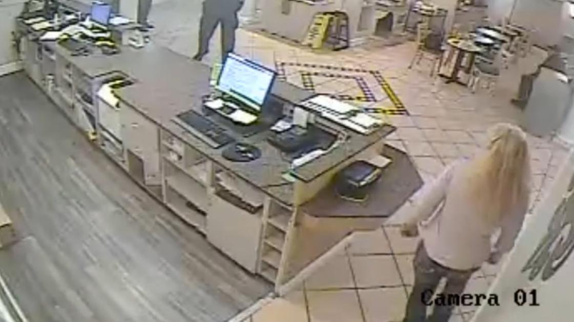 Полицейский застрелил женщину с ножницами, набросившуюся на него в отеле (видео 18+)