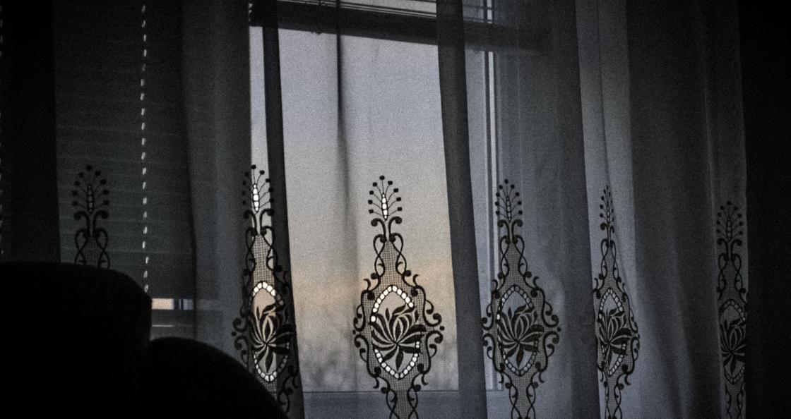 Избил и угрожал расправой: мужчина похитил бывшую девушку через окно в Шамалгане (фото)