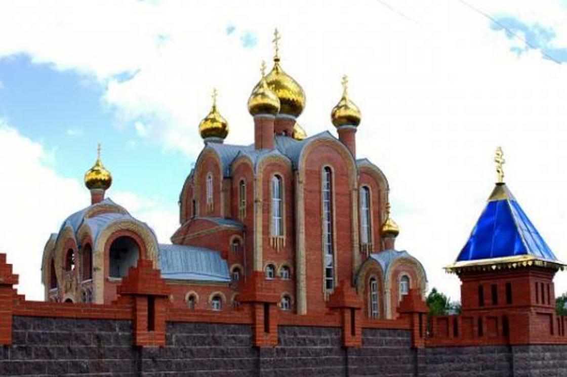 Православный собор с куполами и колокольней