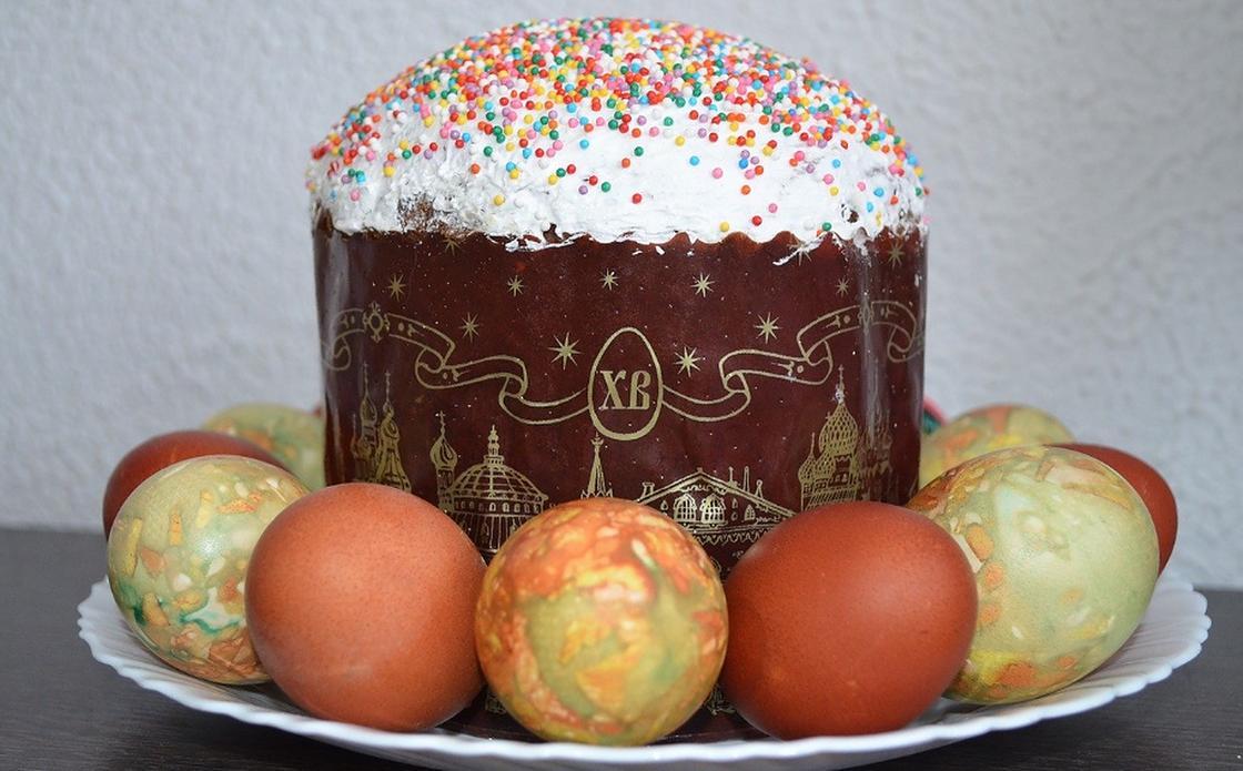 Глазурованный кулич и крашеные яйца Глазурованный кулич и крашеные яйца