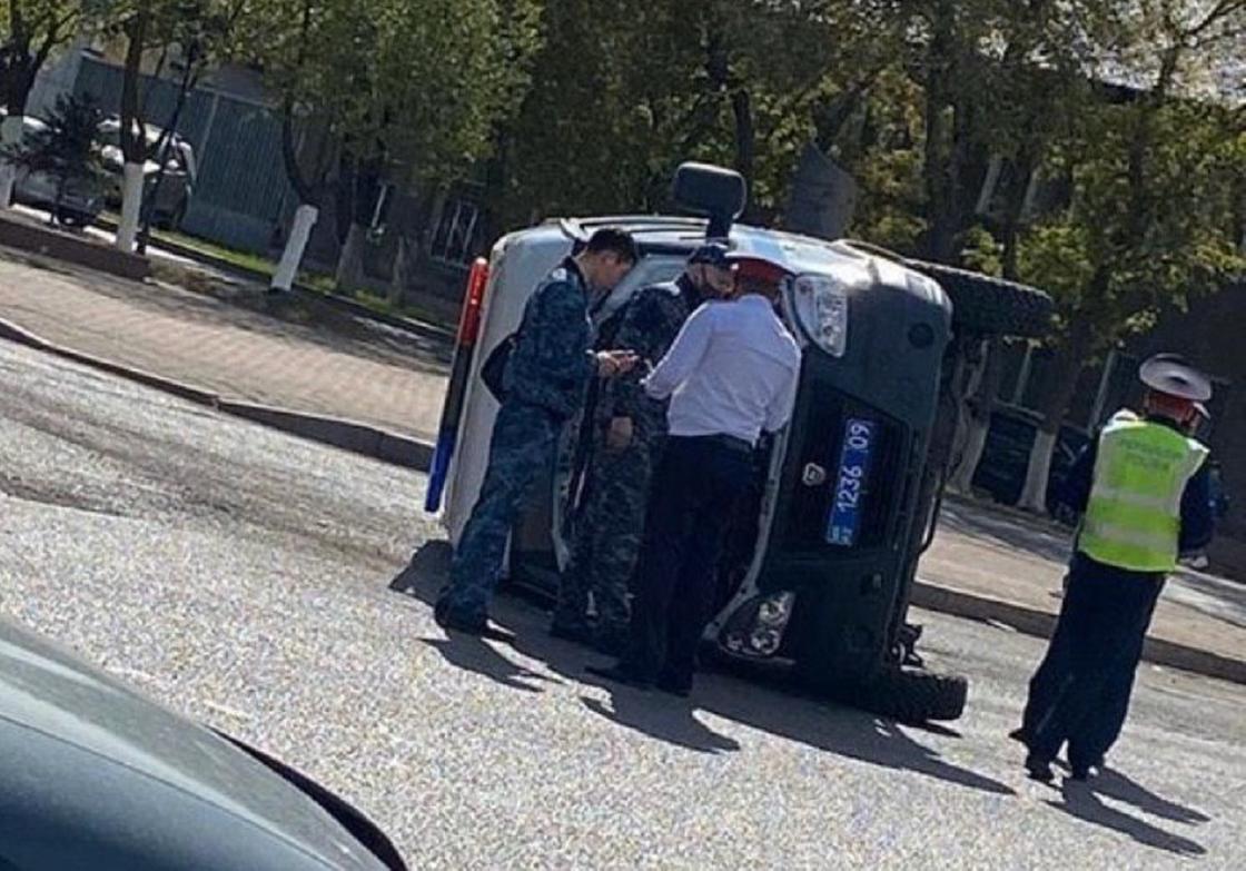 Полицейская машина опрокинулась в ДТП в центре Караганды (видео)