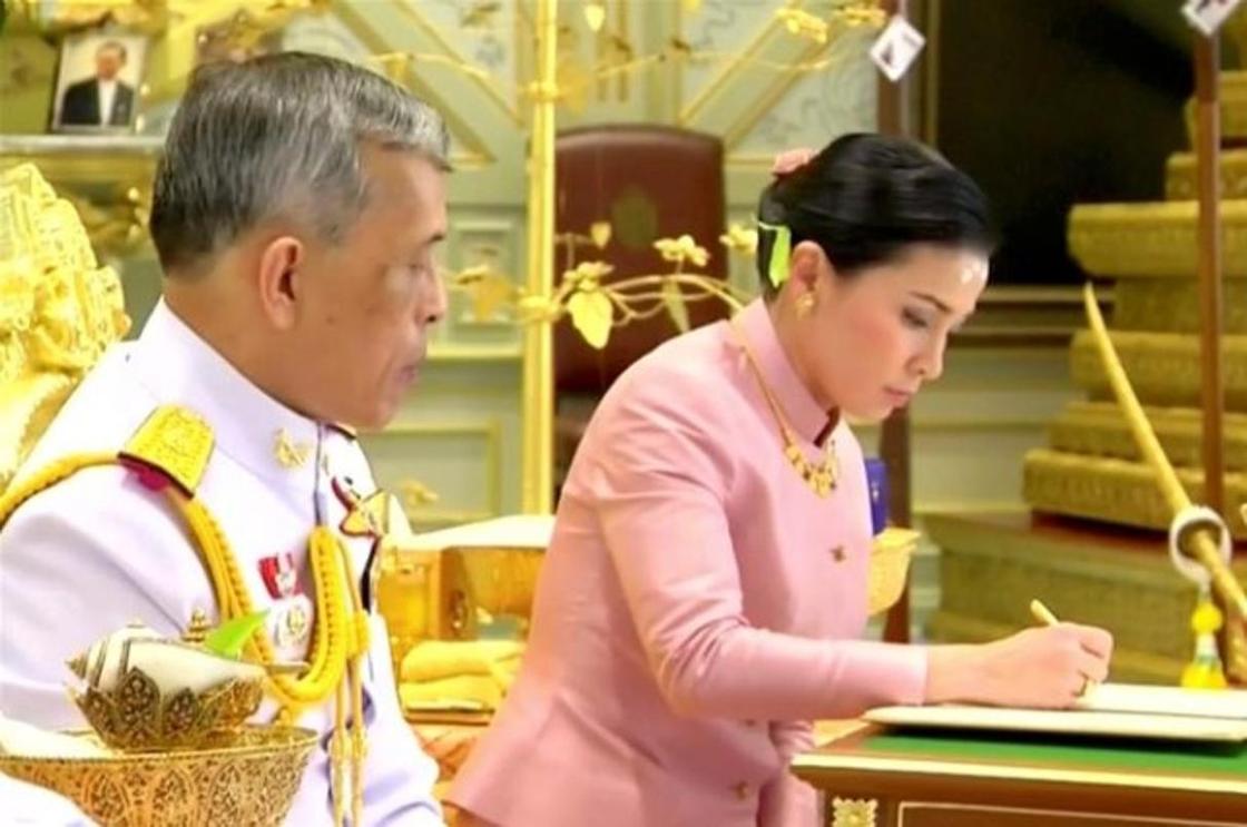 Свадебная церемония короля Таиланда с генеральшей удивила Сеть