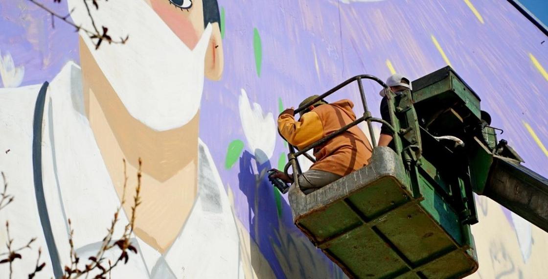 Мурал в честь медиков рисуют на фасаде ЖК в Нур-Султане (фото)