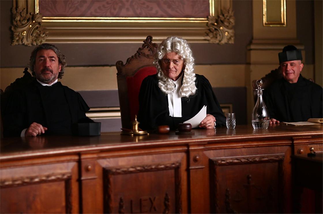 Рутгер Хауэр (в центре) в роли судьи