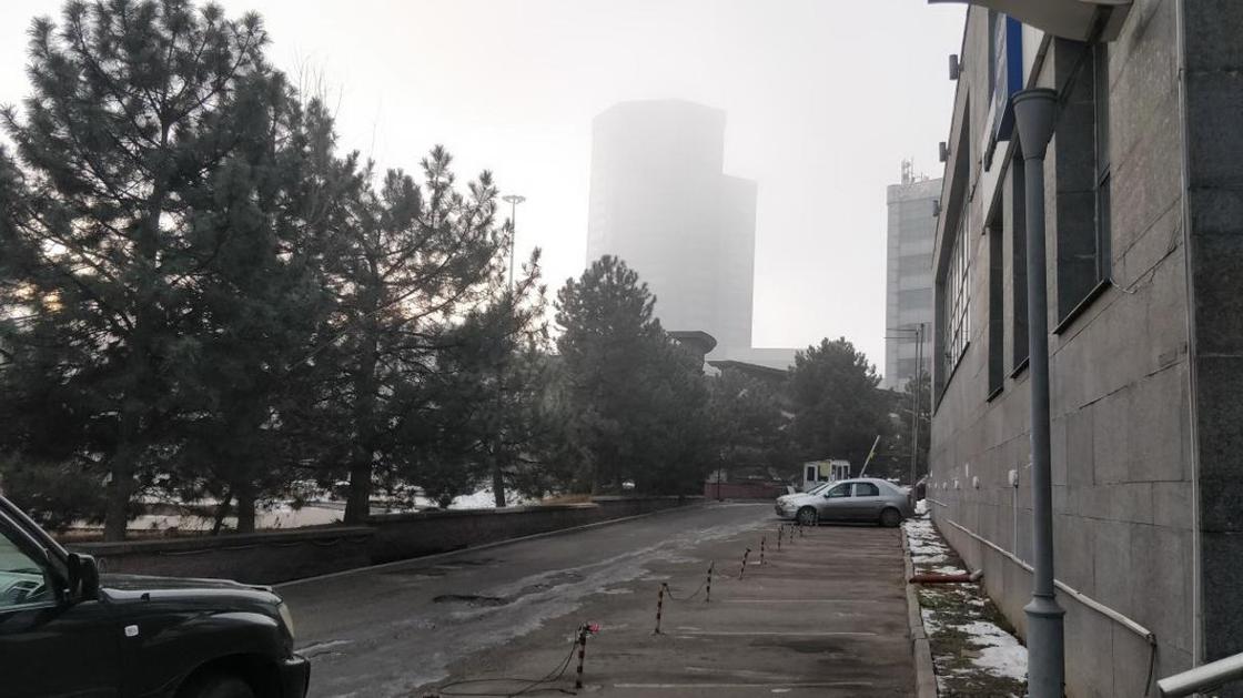 «Чувствую себя, как в фильме ужасов»: несколько дней держится туман в Алматы «Чувствую себя, как в фильме ужасов»: несколько дней держится туман в Алматы