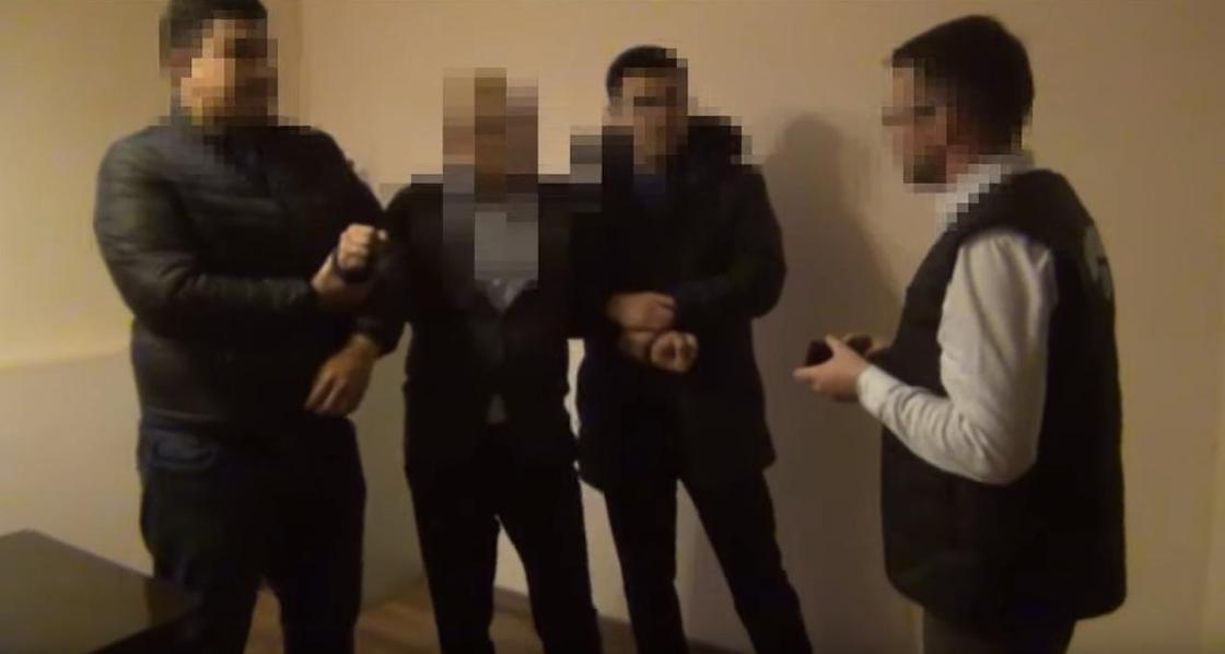 Түркістан обысында пара алып жатқан судьяның видеосы пайда болды Түркістан обысында пара алып жатқан судьяның видеосы пайда болды