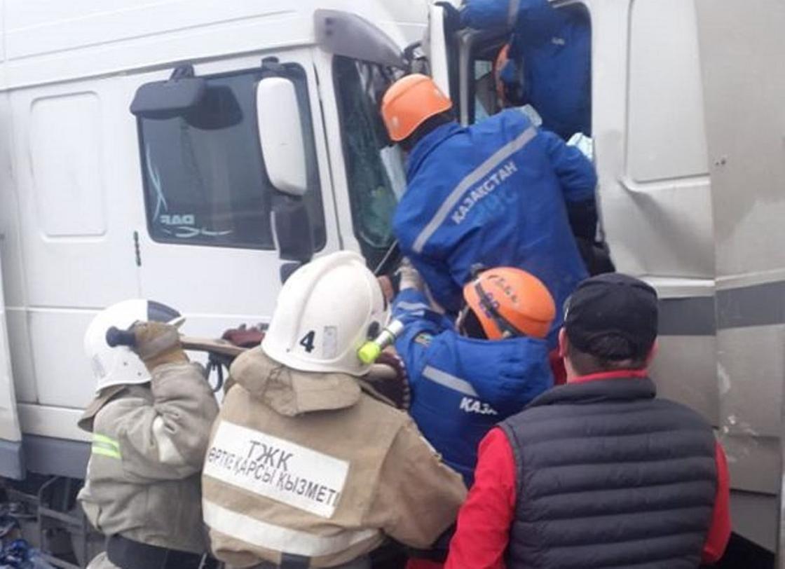 Спасатели достают пострадавших в ДТП из салона гузовика