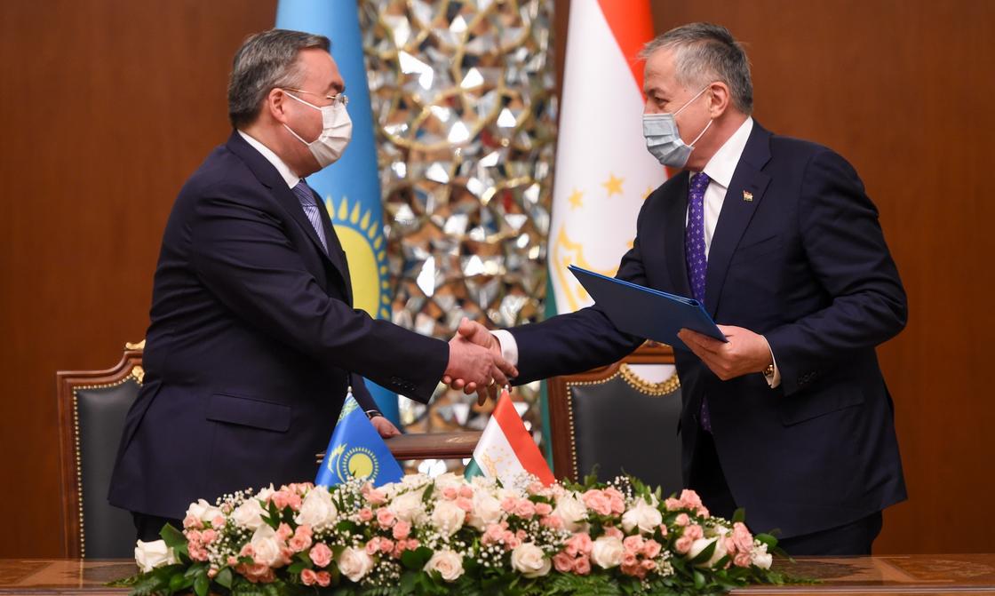 Переговоры между президентами Казахстана и Таджикистана в расширенном формате
