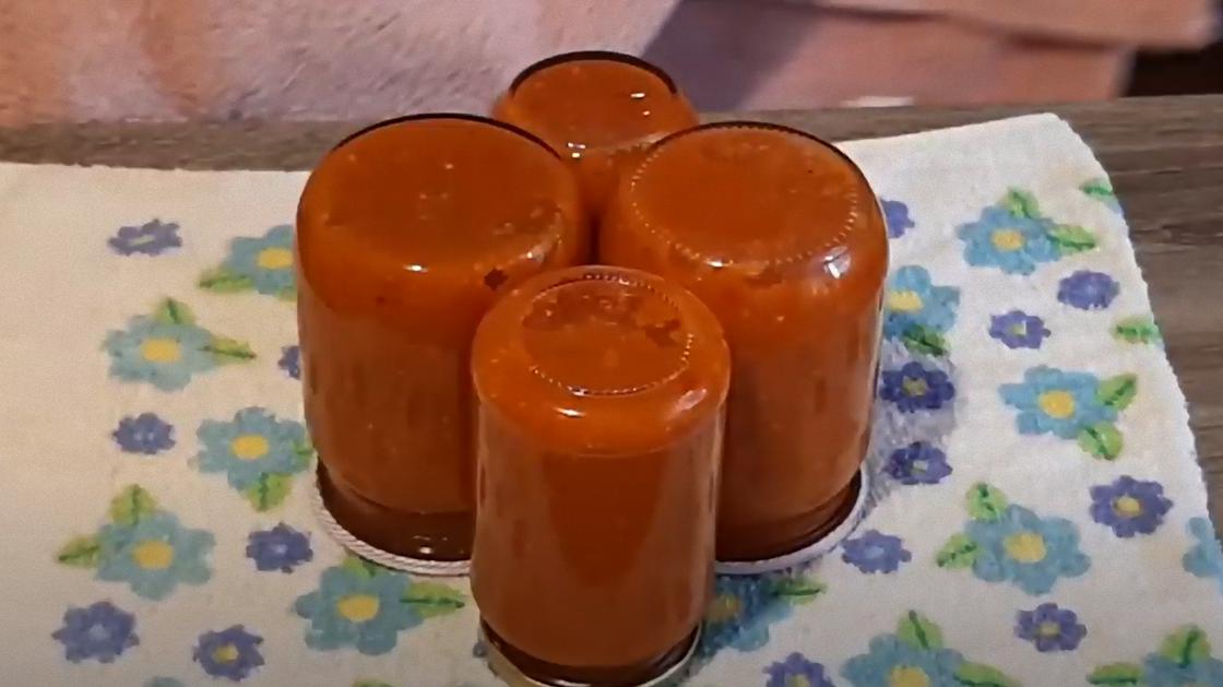 Четыре перевернутые банки с аджикой Четыре перевернутые банки с аджикой