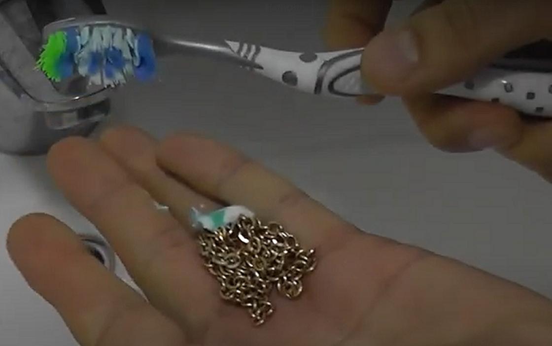 Очищение серебряной цепочки зубной пастой