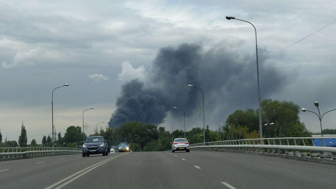 Крупный пожар произошел в Алматы возле барахолки (фото)