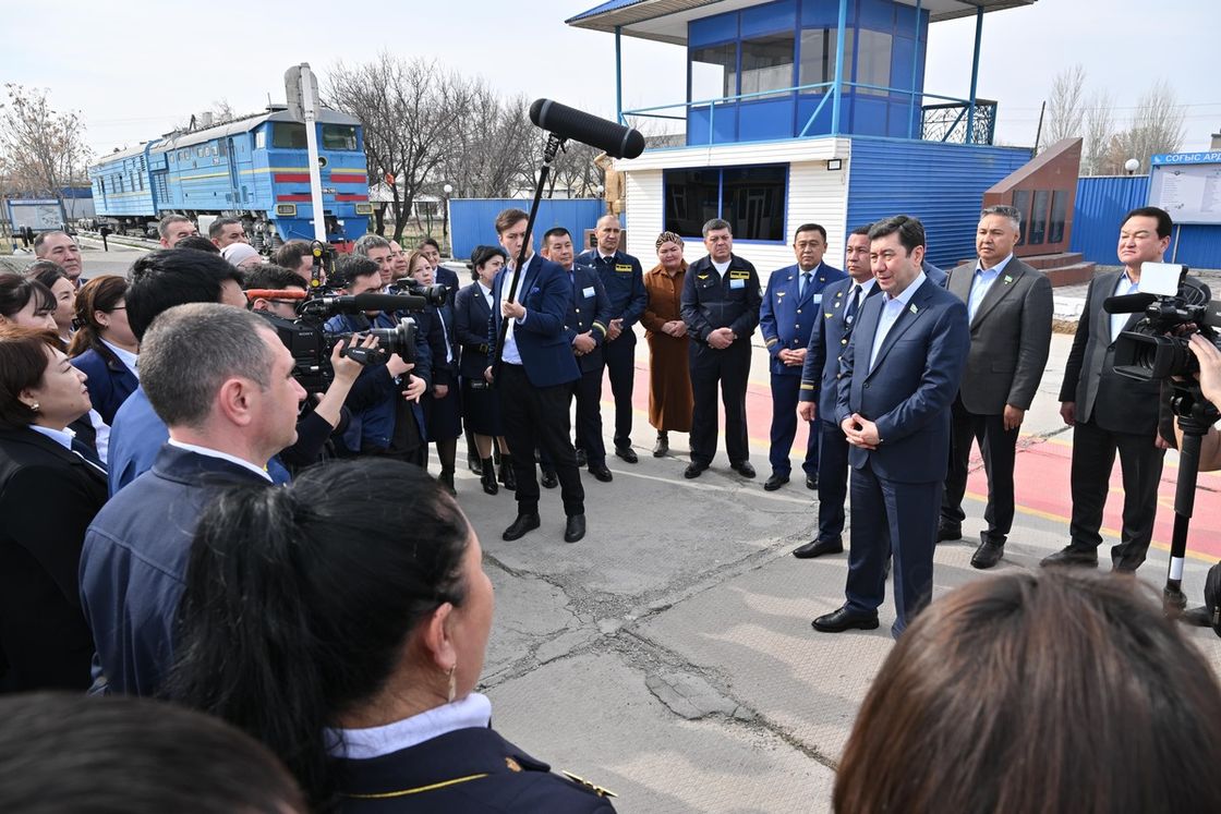 Встреча с общественностью в конгресс-холле Туркестана