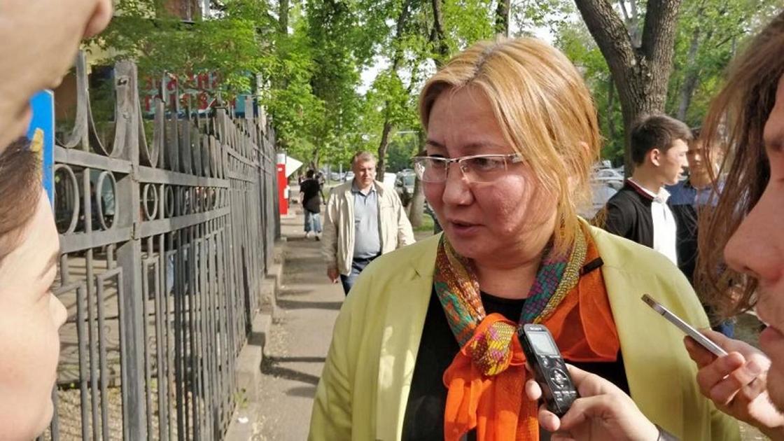 Осудили за мусор: развесившего плакат с выдержкой из Конституции парня арестовали на 5 суток в Алматы