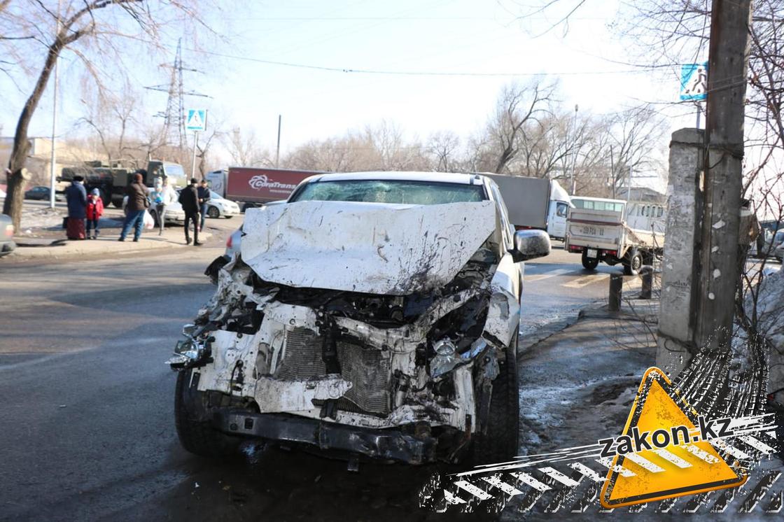 Трактор разорвало на две части в ДТП в Алматы (фото) Трактор разорвало на две части в ДТП в Алматы (фото)