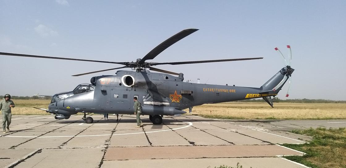 Вертолет МИ-35 стоит на взлетной площадке
