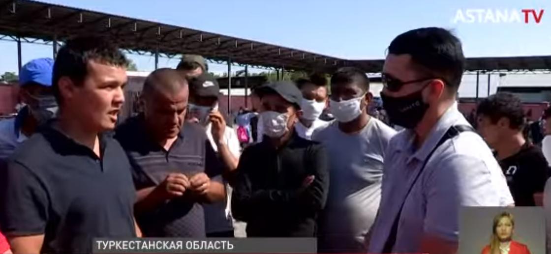 "Спим на картоне, кушаем среди трупов": сотни таджиков застряли на казахстанской границе