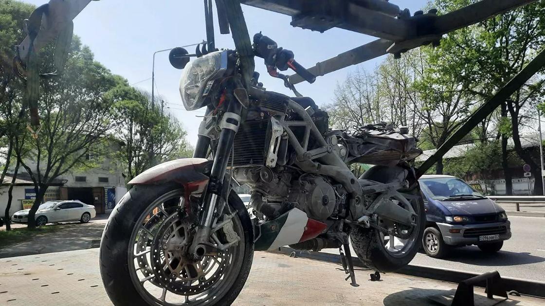 Мотоцикл, поврежденный в ДТП в Алматы