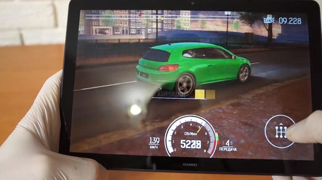 Планшет с запущенной игрой Планшет с запущенной игрой